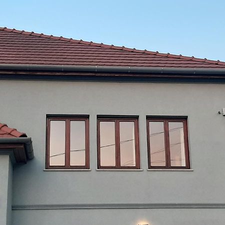Megyeri Apartman Pócsmegyer Exterior foto